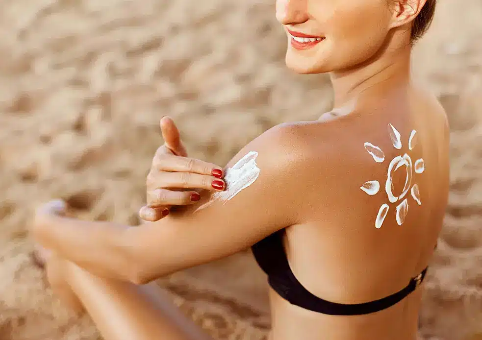 Dicas de Segurança para um Verão Tranquilo no Guarujá mulher passando protetor solar