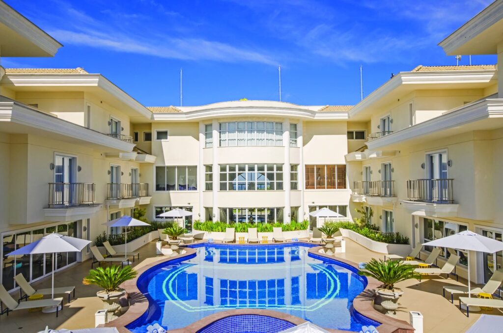 Hotel no Guarujá: conheça alguns dos principais atrativos do Doral! Fachada interna Hotel Doral Guarujá