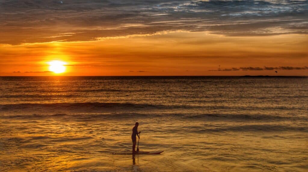 Praia de Pernambuco: sofisticação em meio a um paraíso encantador! 2025 Mulher praticando stand up paddle
