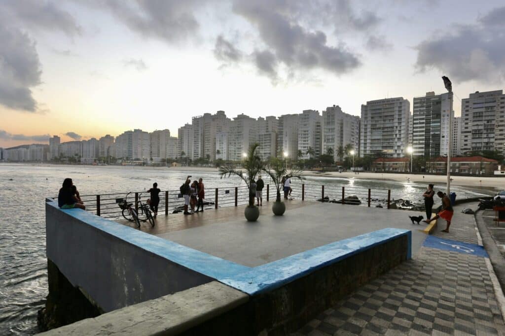 Praia das Pitangueiras: a praia em homenagem às pitangas! Píer Tony Villela