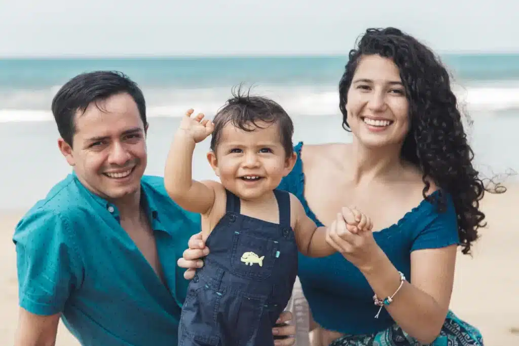 Resort no Guarujá: principais características para fazer a melhor escolha! Família sorrindo na praia