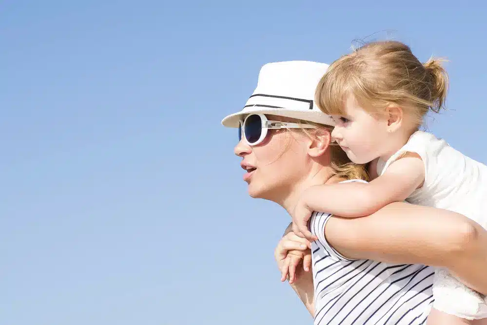 O que fazer no Guarujá: opções de passeios para toda a família! Mãe com bebê nas costas - Hotel Doral Guarujá