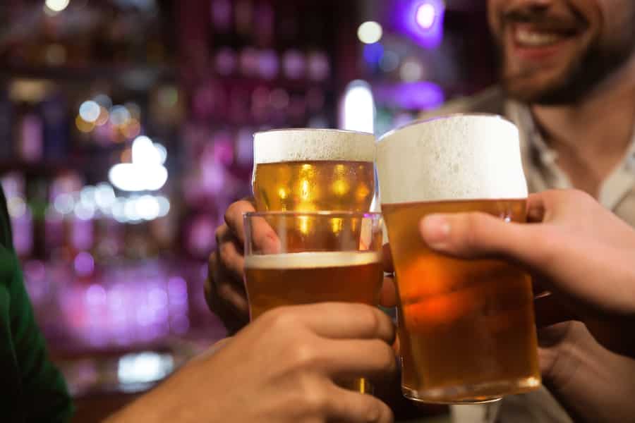 O que fazer no Guarujá à noite: dicas para curtir até altas horas! Amigos-brindando-copos-de-cerveja