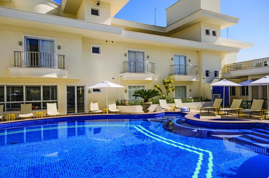 O que fazer no Guarujá à noite: dicas para curtir até altas horas! Hotel Doral Guarujá - piscina dia