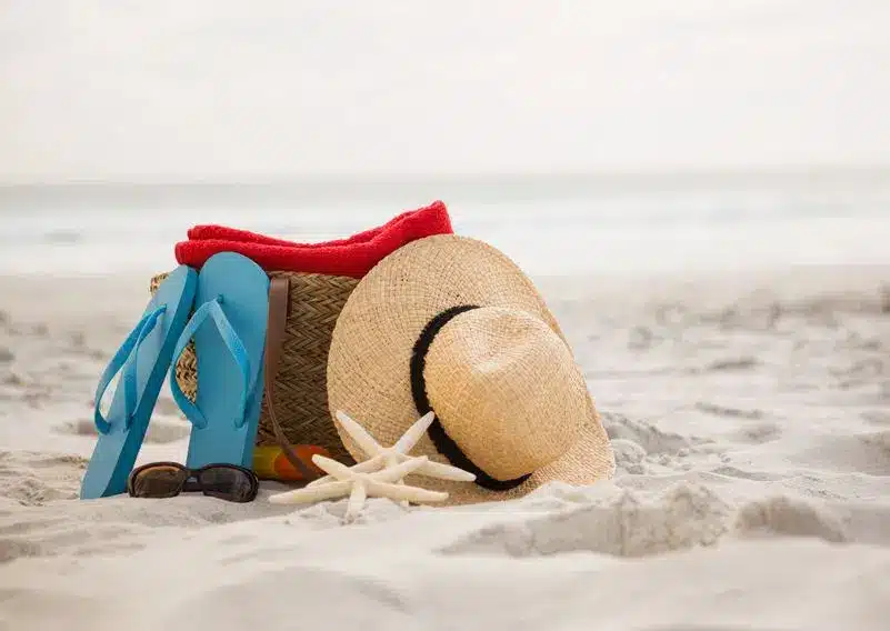 5 itens que você não pode deixar de levar para a praia! Bolsa com acessórios de praia - Hotel Doral Guarujá