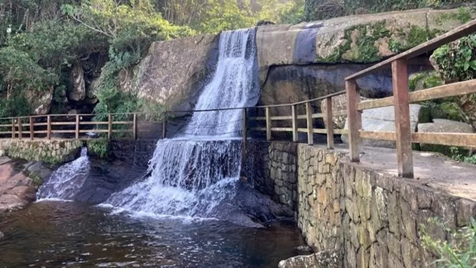 Cachoeira natural na Praia do Iporanga com piscina natural para banho, Guarujá