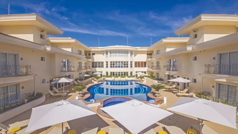 Piscina e área de lazer do Hotel Doral Guarujá para momentos de descanso