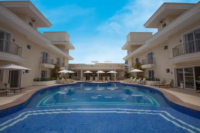 Quanto custa um passeio de lancha no Guarujá? Piscina Hotel Doral