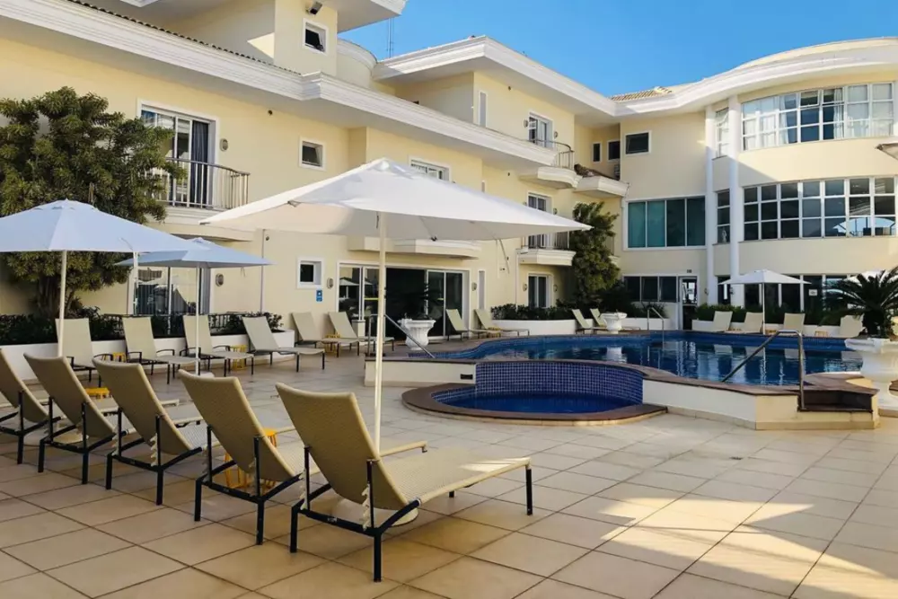 Área de piscina e lazer do Hotel Doral Guarujá com protocolo de segurança sanitária