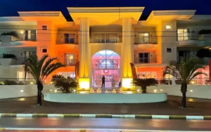 Fachada Doral bem próxima com luzes coloridas para Ano Novo 6 (3)