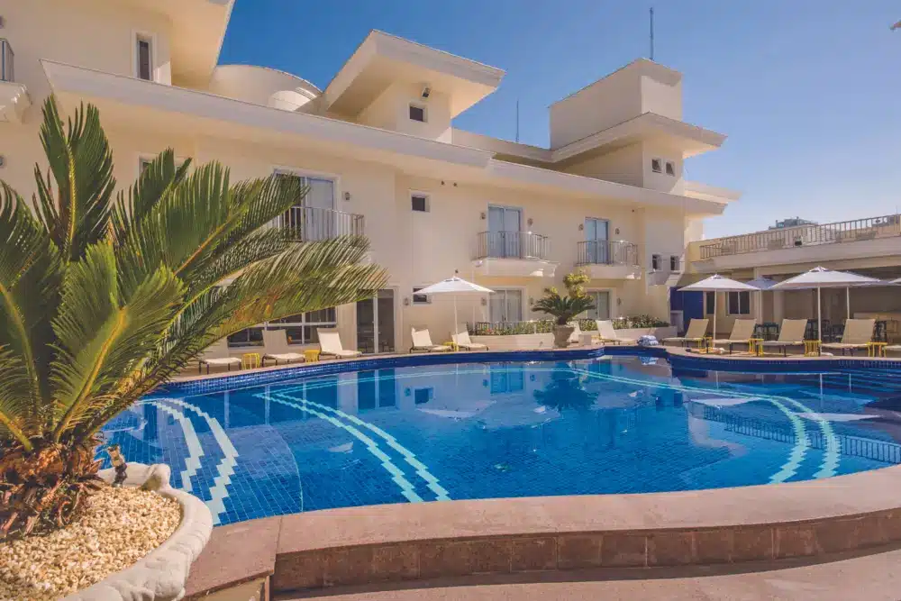 O que fazer no Guarujá com frio e chuva? Piscina Hotel Doral Guarujá