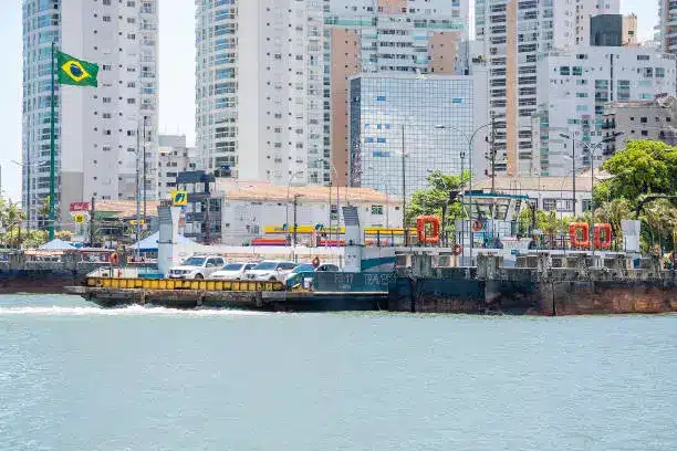 Detalhes da balsa com sistema moderno entre Santos e Guarujá