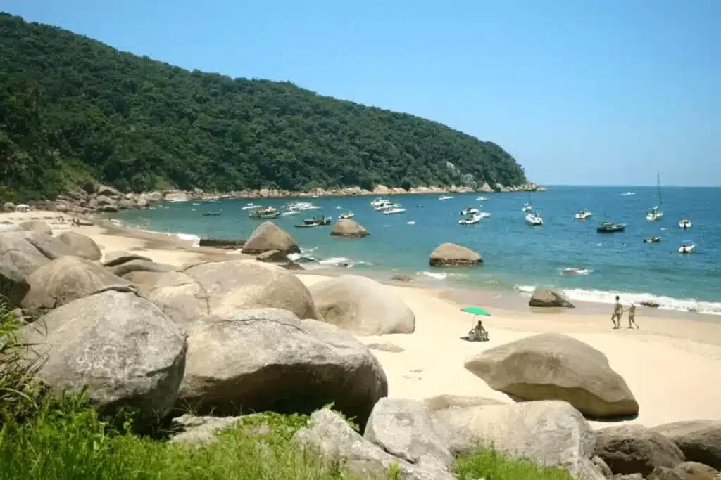 Praia Saco do Major: deserta e com vegetação da Mata Atlântica! Praia Saco do Major Guarujá montanha, mar, pedras e areia.