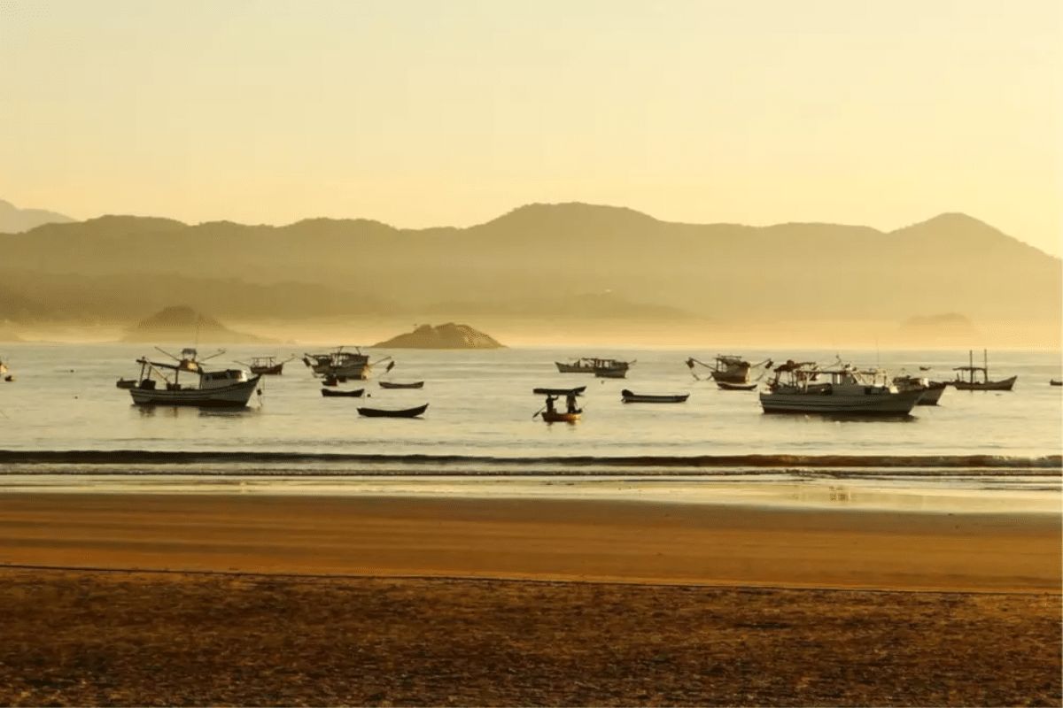 Vista panorâmica da Praia do Perequê com área de cachoeira e quiosques na orla do Guarujá