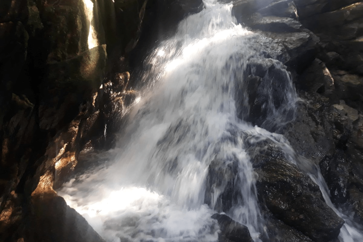 Cachoeira na Prainha Branca com poço para banho, Guarujá