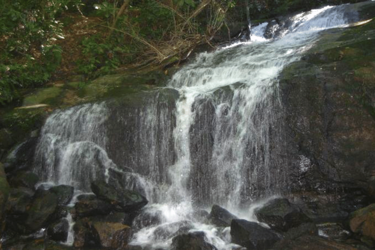 Piscina natural da Cachoeira do Camburizinho na Praia do Camburizinho, Guarujá