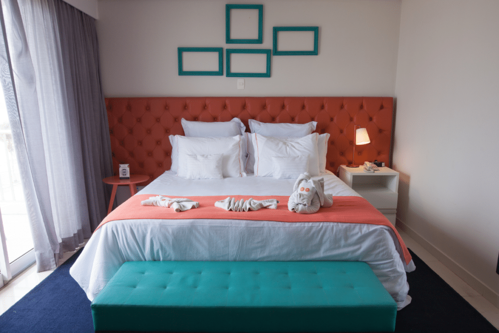 Como escolher o melhor hotel para sua viagem ao Guarujá a bed with a bunny rabbit made of towels