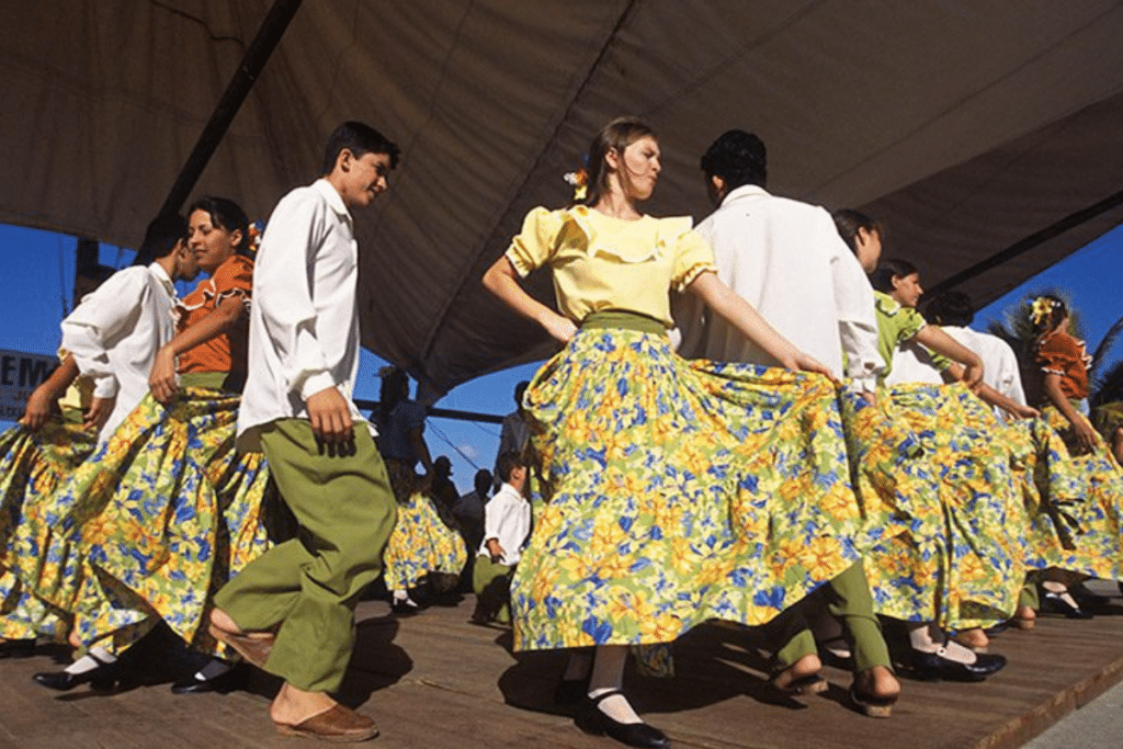 Cultura e Folclore Caiçara no Guarujá: Uma Riqueza Além das Praias Cultura e Folclore Caiçara no Guarujá: Uma Riqueza Além das Praias