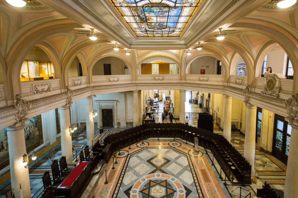 Turismo Histórico e Cultural em Santos e Guarujá: Uma Jornada Através do Tempo e da Tradição Turismo Histórico e Cultural em Santos e Guarujá: Uma Jornada Através do Tempo e da Tradição