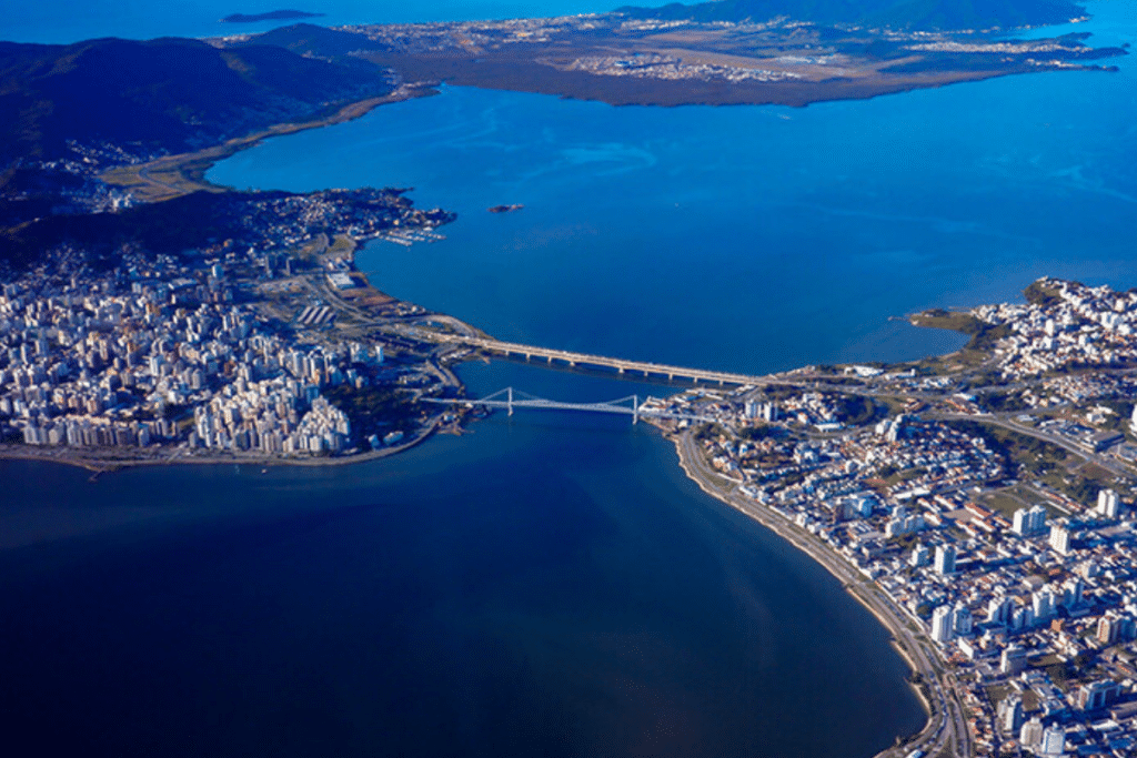 Guarujá vs. Florianópolis: Duas Pérolas Costeiras do Brasil Guarujá vs. Florianópolis: Duas Pérolas Costeiras do Brasil