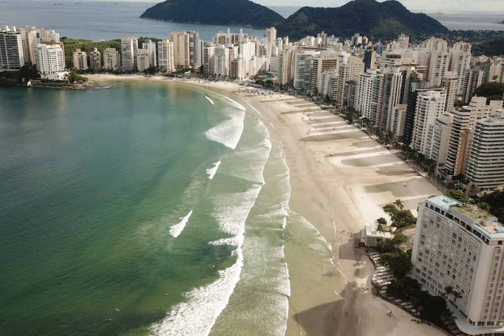 Guarujá vs. Florianópolis: Duas Pérolas Costeiras do Brasil Guarujá vs. Florianópolis: Duas Pérolas Costeiras do Brasil