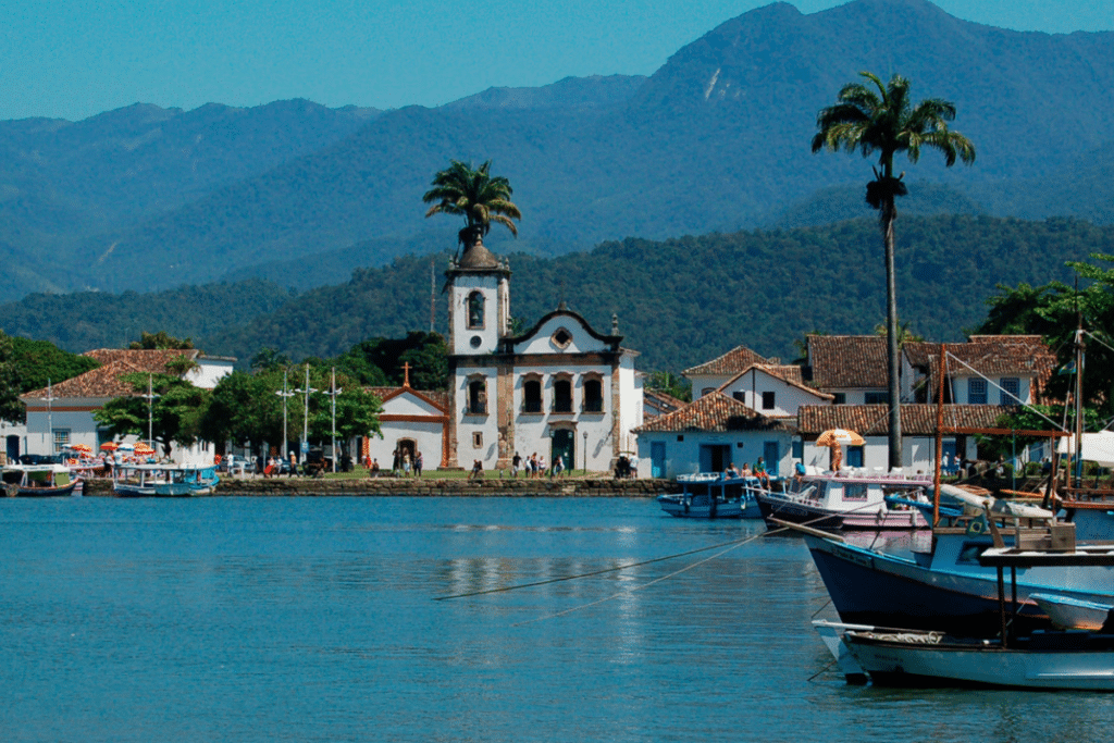 Heranças Culturais: O Contraste Entre Guarujá e Paraty