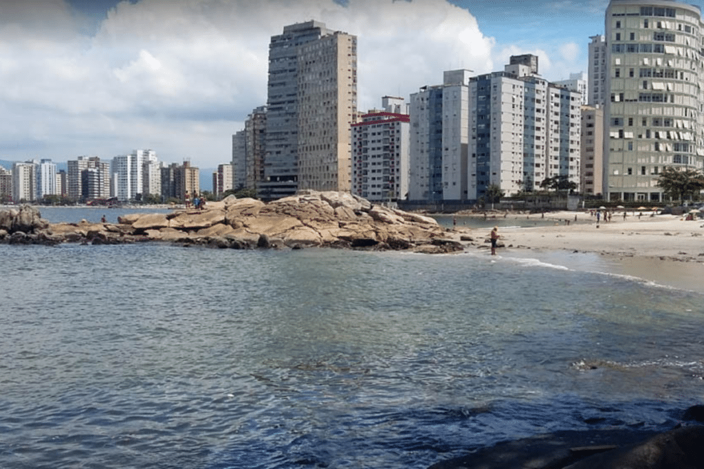 Refúgios Familiares no Litoral: Comparando as Praias do Guarujá e São Vicente Refúgios Familiares no Litoral: Comparando as Praias do Guarujá e São Vicente