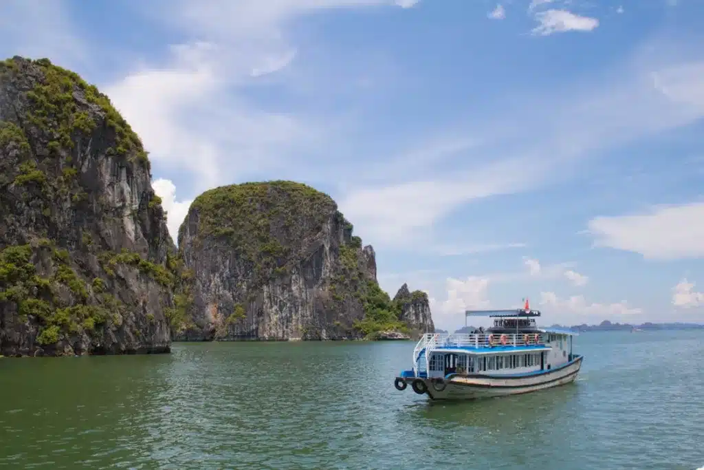 Guarujá vs. Mangaratiba: Comparando Passeios de Barco e Observação de Golfinhos Guarujá vs. Mangaratiba: Comparando Passeios de Barco e Observação de Golfinhos
