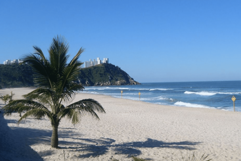 Praia da Enseada ou Praia das Pitangueiras? Faça sua escolha! Enseada
